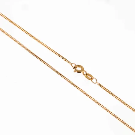 Kedja, Pansar i 14K guld. Den är 43 cm lång, 1,2 mm bred och väger 2,2g. Springring. 