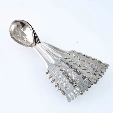Fem kaffeskedar i silver (830/1000). Längd 110 mm, förgyllt blad, samiskt motiv, finska stämplar. Vikt: 50,0g. 