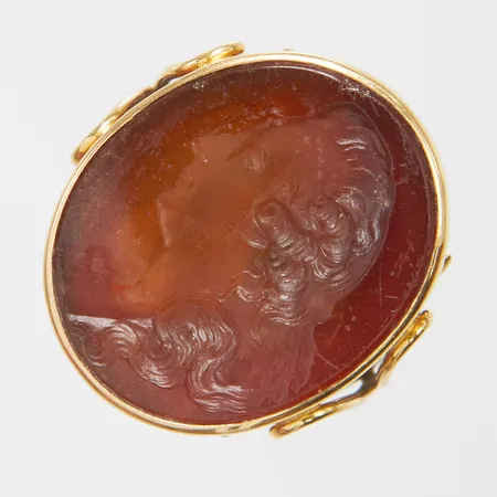 Klackring, karneol med intaglio av Gustav III med repor och nagg, Ø17½, bredd: 3,6-26,5mm, repig, 18K, bruttovikt: 17,0g Vikt: 17 g