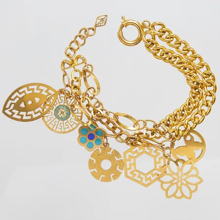 Armband, två/treradigt, flera länkmodeller, längd: 18-20cm, bredd: ca 13-50mm, 7 berlocker varav en skev, emaljdetaljer, ostämplad, 18K Vikt: 27,9 g