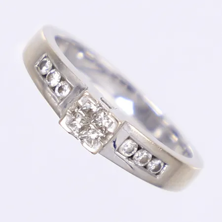 Ring med diamanter 10x ca 0,02ct, stl 16½, bredd 2-4mm, GHA, vitguld 18K Vikt: 4,3 g