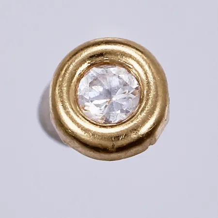 Udda örhänge med sten, Ø ca 5mm, 18K  Vikt: 0,3 g