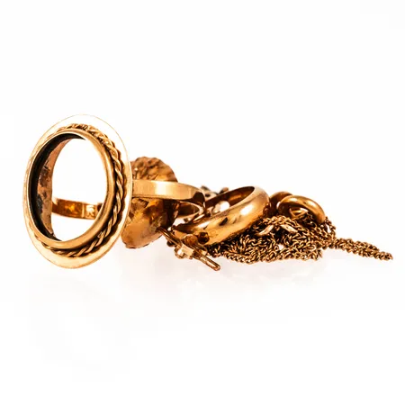 Diverse defekt guld i 18K. Vikt: 5,1g. 