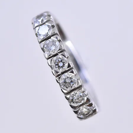 Ring med diamanter 0,49ctv, stl 16, bredd 3 mm, vitguld, graverad, 18K. Vikt: 3,6 g