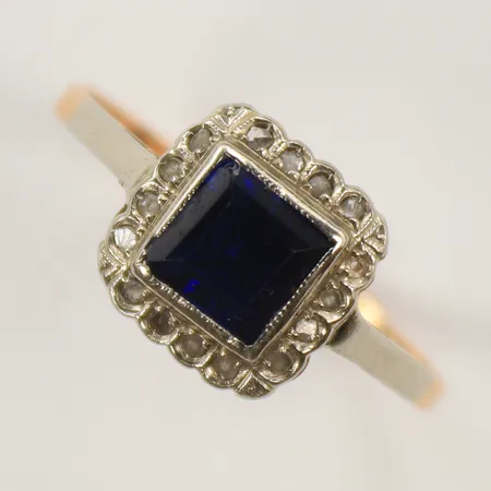 Ring med blå sten, samt vita stenar, stl 17, bredd 1-7mm, 18K, bruttovikt 1,8g Vikt: 1,8 g