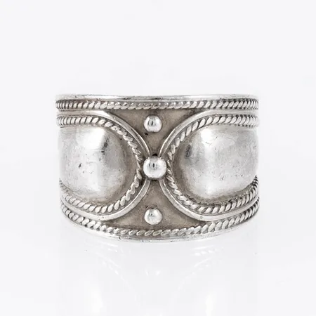 Doserad ring i silver (925/1000). Den är i storlek 19¾, är 7,3 - 16 mm bred och väger 6,5g. 