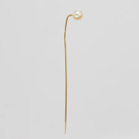 Kravattnål, odlad saltvattenpärla, 53,7x4,7mm, skev nål, svenska stämplar, 18K Vikt: 0,5 g