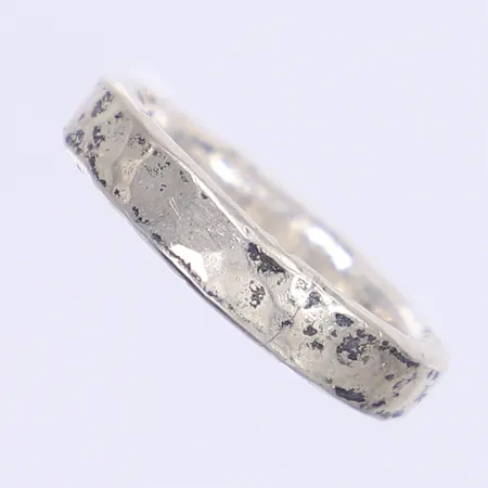 Ring, hamrad, stl 18¼, bredd 4,5mm, stjärnor stansade längs sidorna, ostämplat silver Vikt: 7,4 g