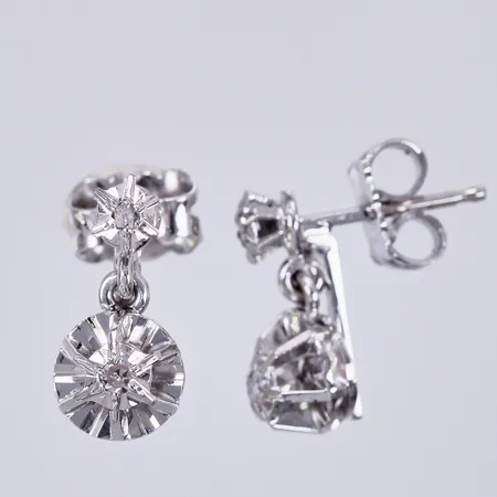Ett par örhängen med diamanter ca 2x0,02ct 2xca0,01ct åttkantslipade, vitguld, 18K  Vikt: 2,4 g