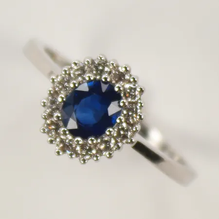 Ring vitguld med 12 diamanter ca 0,02ct/st och blå sten stl ca 18 18K 3,8g 