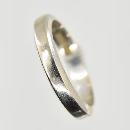 Ring, stl 15¼, bredd 3 mm, gravyr, vitguld, 18K. Vikt: 3,4 g