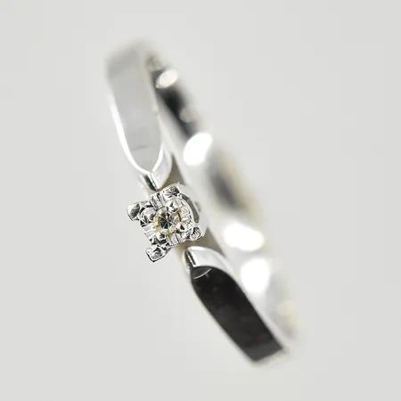 Ring med vit sten, stl 16¼, bredd 2-3 mm, vitguld, 18K. Vikt: 1,8 g