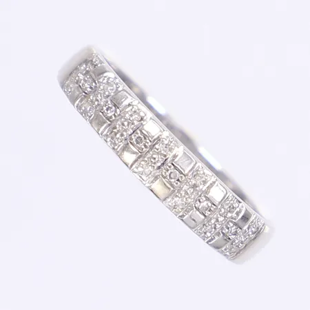 Ring med diamanter totalt 0,10ctv enl. gravyr, stl 18, bredd 3-4mm, GHA, vitguld 18K Vikt: 3 g