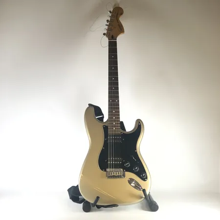 Elgitarr, Squier by Fender, snr CY03097988, tillverkad i Kina, lackskador, i mjukt fodral Vikt: 0 g Skickas med Bussgods eller PostNord