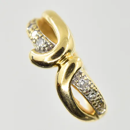 Ring med vita stenar, stl 16, bredd 2-8 mm, 18K. Vikt: 3,5 g
