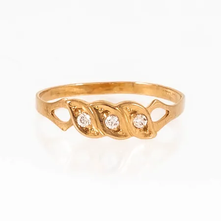 Ring i 18K guld med tre vita stenar. Den är i storlek 15¼, är 1,4 - 4,2 mm bred och väger 0,9g. GFAB, 750.  