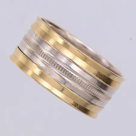 Ring, gul/vitguld, stl 17½, gravyr, 14K Vikt: 3,8 g