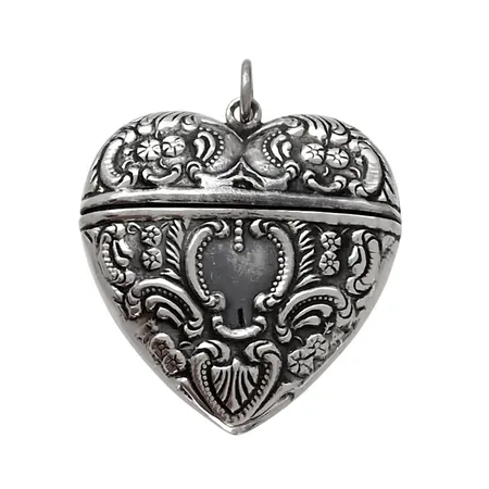 Hänge/Luktdosa "Hjärta", silver 925/1000, Guldfynd-GFAB, längd inkl. ögla 42 mm, bredd 34 mm, tjocklek 12 mm, öppningsbar, fint skick  Vikt: 10,8 g