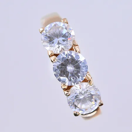 Ring med vita stenar, stl 18½, bredd 3-6 mm, 18K. Vikt: 5,7 g