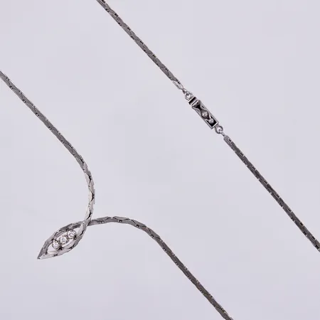 Collier med tre diamanter totalt ca 0,12ct enl gravyr, längd: ca 43,5cm, bredd: ca 2mm, vitguld, 18K  Vikt: 19 g