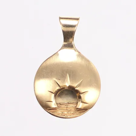Hänge, dekor föreställande solnedgång i relief, 21x14mm, tillv. Sigurd Åhman, Jokkmokk, 18K Vikt: 2,3 g