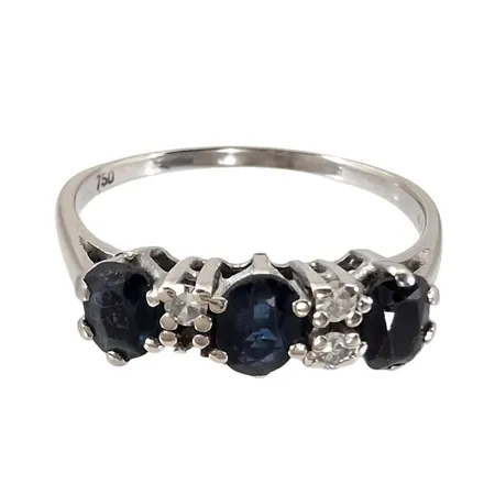 Ring, 18K vitguld, tre Safirer, Diamanter 3 x 0,03ct (en saknas), Ø19½ mm, bredd 1,3 - 5,7 mm, Safirer med slitage, märken efter storleksändring, en klo avbruten Vikt: 3,3 g