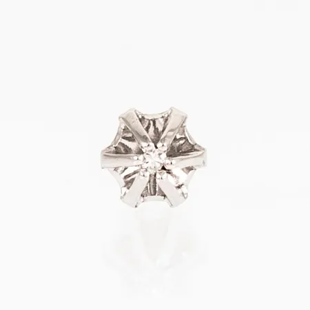Ett udda örhänge i 18K med en ca 0,01ct åttkantslipad diamant. Mått 5,2 x 5,5 mm. Vikt: 0,7g. 