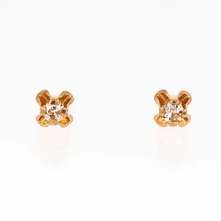 Örhängen i 18K guld med vita stenar. Mått 5 x 5 mm. Vikt: 0,9g. 