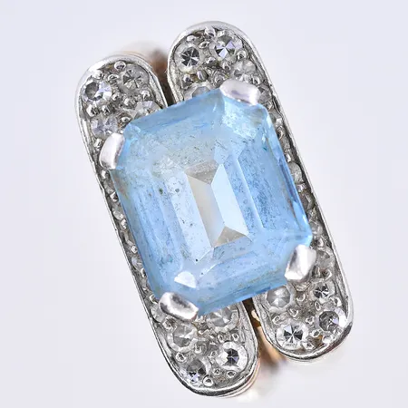 Ring med blå och vita stenar, stl 19, bredd 5-11 mm, 14K. Vikt: 8,6 g