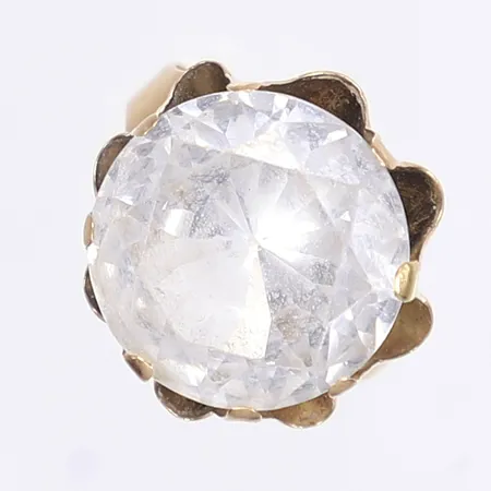 Ring med vit sten, stl 17¾, bredd 2-18mm, bucklig skena, gravyr, 14K Bruttovikt: 7,1g Vikt: 7,1 g