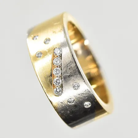 Ring med diamanter 11x0,01 ct, stl 17¾, bredd 8 mm, gulguld7vitguld, 18K. Vikt: 18 g