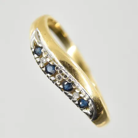 Ring med blå stenar och vita stenar, stl 19½, bredd 2-5 mm, 18K. Vikt: 2,3 g