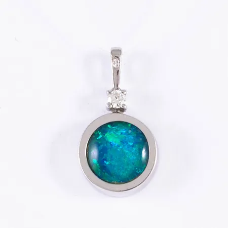 Hänge i 18K vitguld med blå opal och en ca 0,03ct briljantslipad diamant. Den är 9,5 mm bred, 18 mm lång inkl. ögla och väger 1,6g. Stämplad 750 & svensk importstämpel.