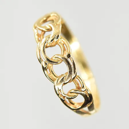 Ring Bismarck, stl 17, bredd 2-7 mm, något ojämn skena, 18K. Vikt: 1,5 g