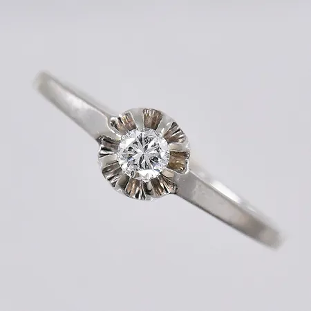Ring med diamat 0,17ct enligt gravyr, stl 18¾, vitguld, 18K Vikt: 2,5 g