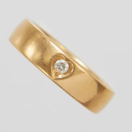 Ring, 1 diamant 0,05ctv enligt gravyr, hjärtformad fattning, Ø16¼, bredd: 4,9mm, personlig gravyr, Schalins, 18K Vikt: 7 g