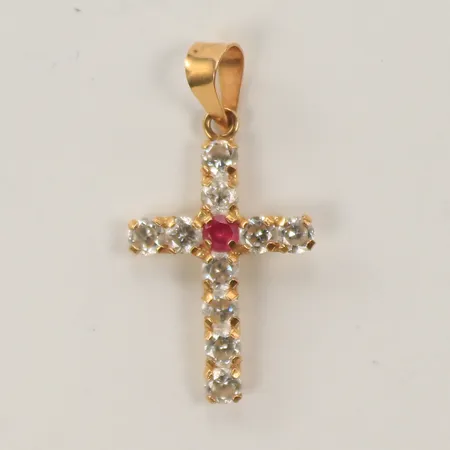 Hänge kors, med vita stenar, samt röd sten, 25x10mm, 18K, bruttovikt 0,7g Vikt: 0,7 g