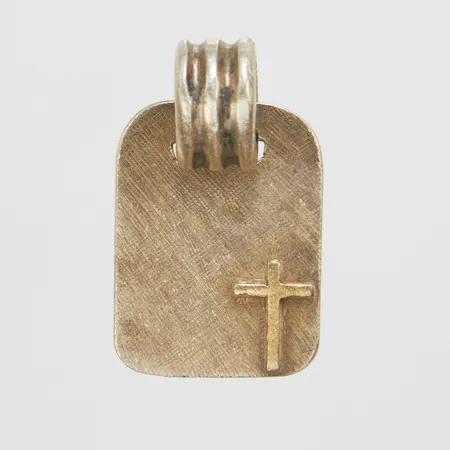 Silverhänge, bricka med kors i 18K, 29x16,6mm, detaljer i oxiderat silver, blästrad yta, flertal nagg på baksida, små hack på spetsögla, 925/1000 Vikt: 6,5 g