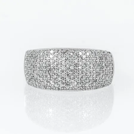 Doserad ring i 18K vitguld med ca 250 x ca 0,002 - 0,005ct åttkantslipade diamanter i pavéfattning. Den är i storlek 16¼, är 2,2 - 9,2 mm bred och väger 3,4g. Stämplad GHA, 750. En sten saknas i ett hörn, enbart synligt med lupp.