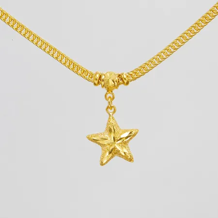 Collier med hänge, francolänk, stjärna med frostade samt facetterade detaljer, längd: 44,2cm, bredd: 2,5-30mm, thaiguld 1 baht, plastetui, 23K Vikt: 15,2 g