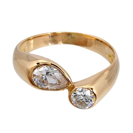 Ring, 18K guld, Cubic Zirconia, tillverkarstämpel SGP, svensk kontrollstämpel, Ø17¾ mm, bredd 3 - 5,5 mm, fint skick, stenar utan anmärkning Vikt: 4,1 g