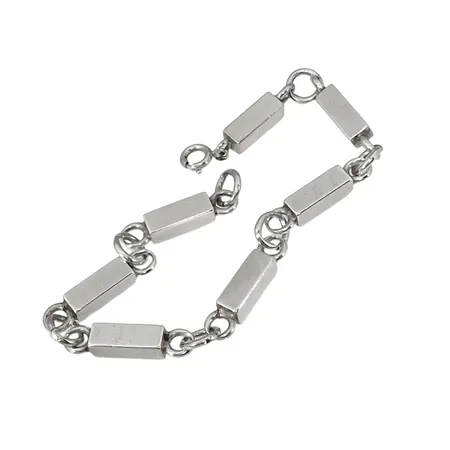 Retro Armband modell med stavar & ringar, silver, tillverkare Mattson & Olsson (MaO), Malmö 1966, längd 21,5 cm, bredd 5-8 mm, stavar längd 14 mm exkl. öglor Vikt: 29,6 g