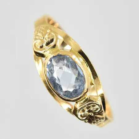 Ring med blå sten, stl 17, bredd 2-8 mm, 18K. Vikt: 2,1 g