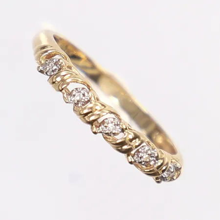 Ring med diamanter 5x ca 0,005ct, stl 17¾, bredd 2-3mm, 18K Vikt: 1,7 g