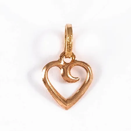 Hänge, "pyttelitet hjärta" i 18K guld. Det är 7,5 mm brett, 12,5 mm långt inkl. ögla och väger 0,1g. Stämplad ALTON, 18K & kattfot.