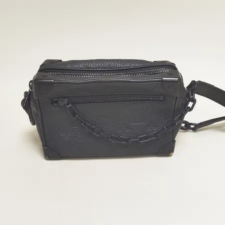 Väska, Louis Vuitton mini soft trunk, M55702, 18.5x13x8 cm, monogram taurillionläder, beslag i matterad svart metall med visst slitage, kraftigt färgbortfall i nedre hörn, slitage på läder samt sömmar, lätt smutsig insida, färgbortfall logga mot innerfack, kvitto från Birger Jarlsgatan 2022, dustbag.  Vikt: 0 g