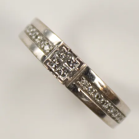 Ring med diamanter totalt 0,25ct enligt gravyr, stl ca 16, bredd 3mm, vitguld, 18K Vikt: 4,5 g