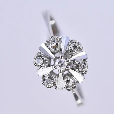 Ring med vita stenar, stl 17½, bredd 2 mm, vitguld, 18K. Vikt: 2,8 g