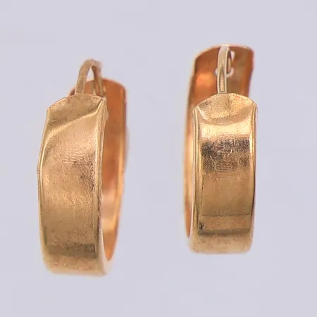 Ett par örringar, 13mm, bredd 4mm, ena skevt, 18K Vikt: 0,9 g