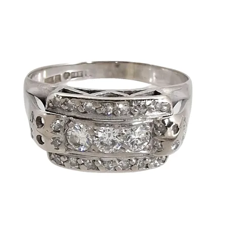 Diamantring, 18K vitguld, Diamanter 26 st (tre små diamanter saknas - graverad 0,53ct på insidan av skenan), tillverkarstämpel GIA, Uppsala, svensk kontrollstämpel, Ø20,0 mm, bredd 3 - 8,5 mm Vikt: 6,2 g